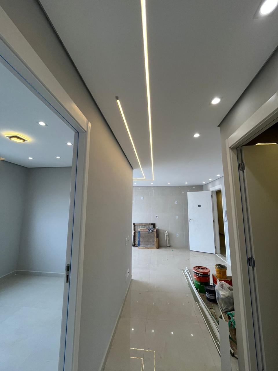 Corredor em fase final de acabamento com iluminação em LED