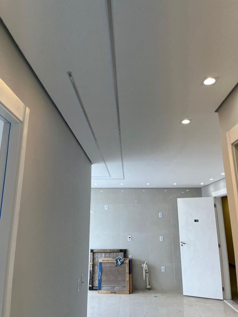 Corredor do apartamento com portas e iluminação embutida