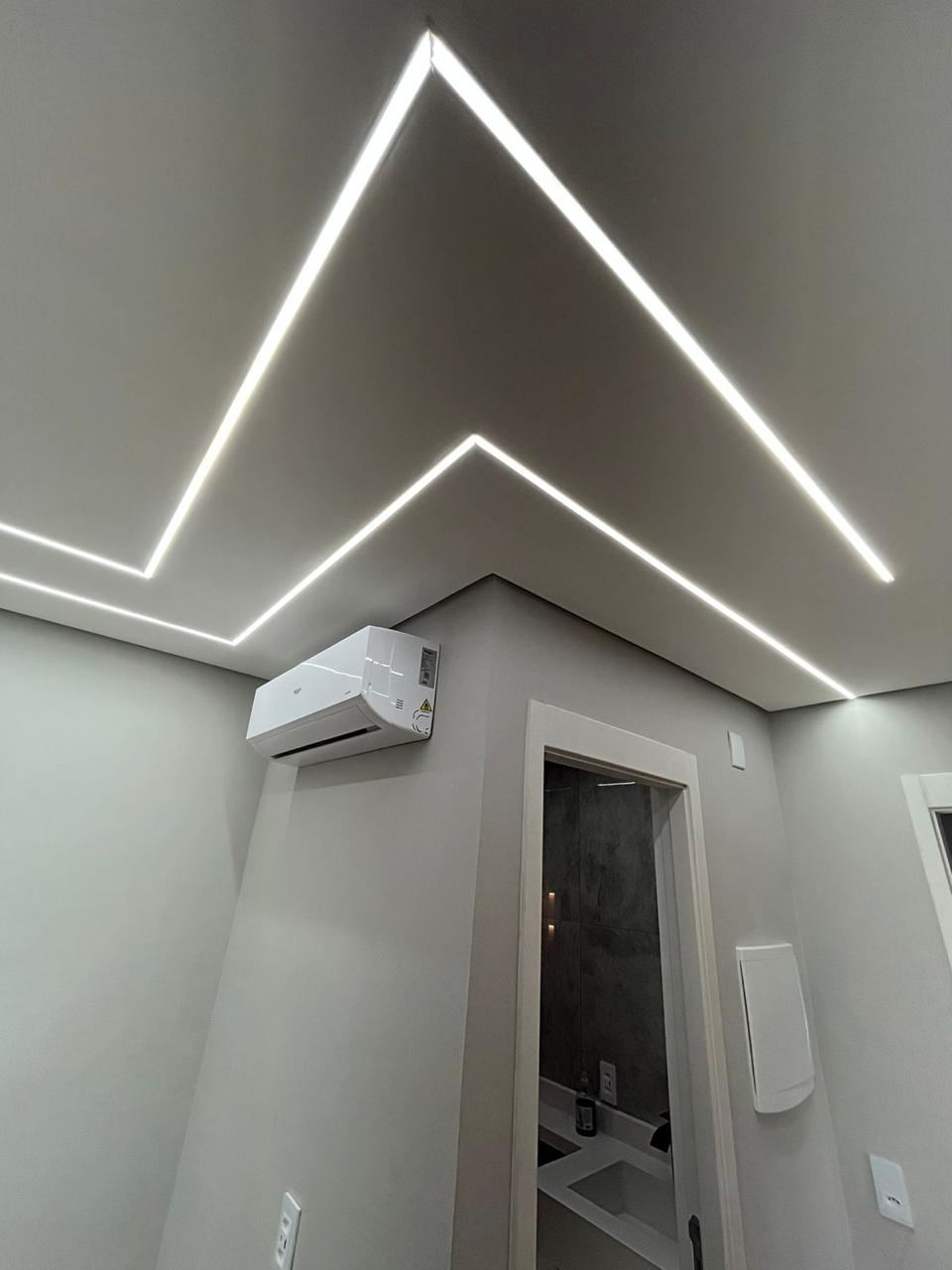 Detalhe de gesso com fita de LED embutida