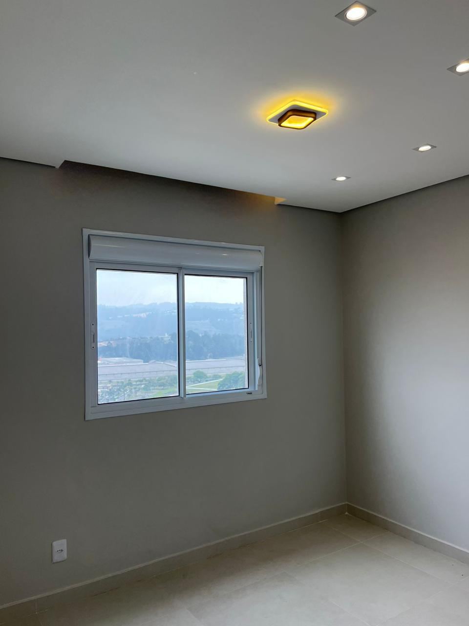 Quarto com vista panorâmica e luminária de teto