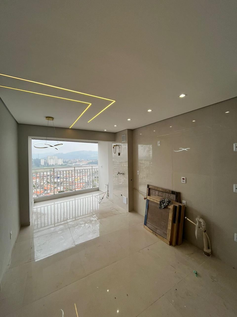 Sala ampla com piso de porcelanato polido e varanda com vista da cidade